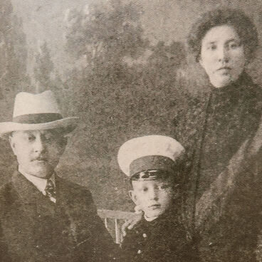 Миша Шолохов с родителями
