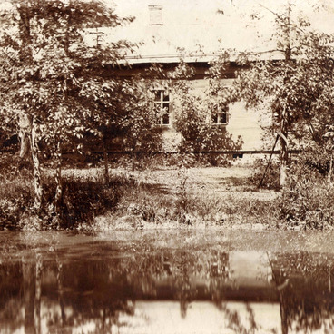 Вид дома с южной стороны, пруд «Аквариум»
