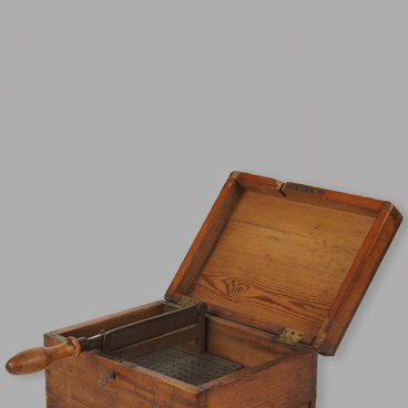 Sugarloaf box for cutting sugar