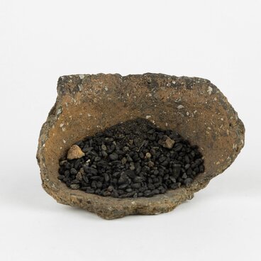 Фрагмент глиняного сосуда с остатками зерна
