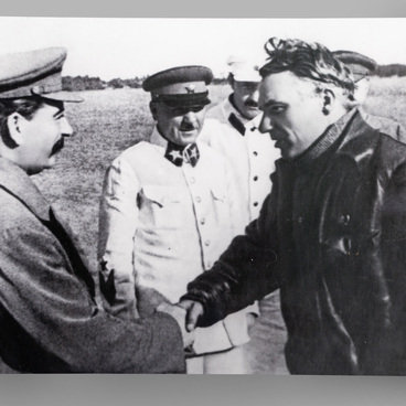 Greeting the crew at the Shchyolkovsky airfield