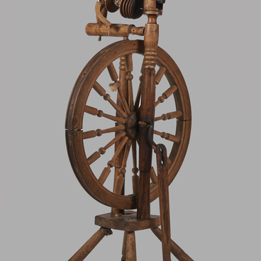 Single treadle upright spinning wheel