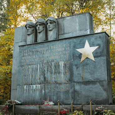 Памятник-стела летчикам Героям Советского союза