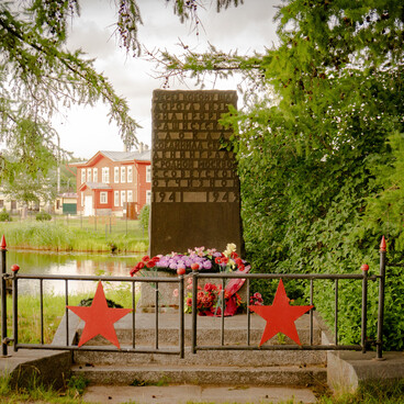 Памятник-стела на «Дороге жизни»