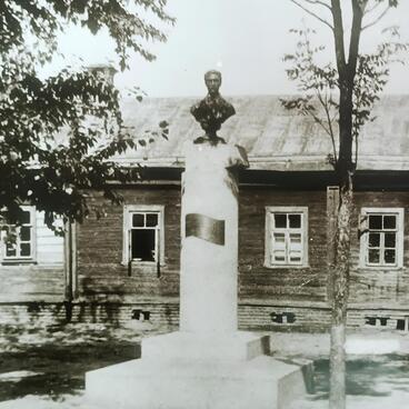 Памятник революционеру М.И. Лакину в селе Ундол