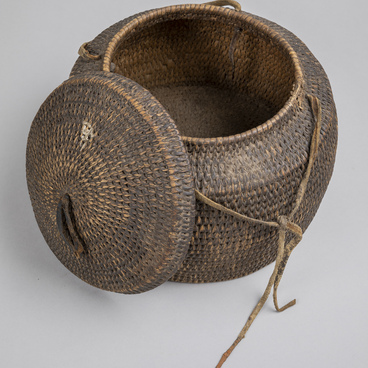 Kornevatik basket with a lid. Ler yenel