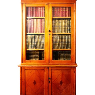 Шкаф книжный в библиотеке