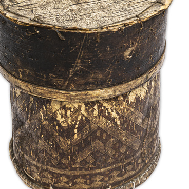 Birch bark box with a lid