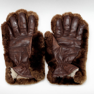 Gloves made of fur and leather