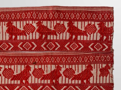 Cloth decorated using textured pattern weaving